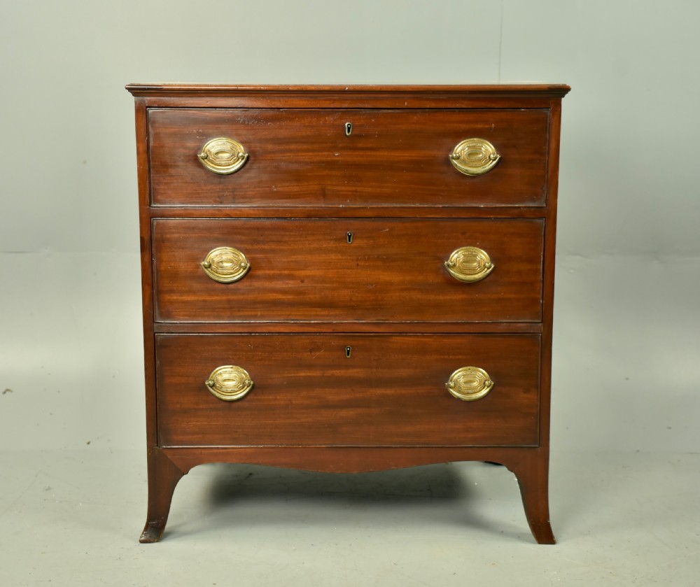 small Georgian mahogany chest of drawers 