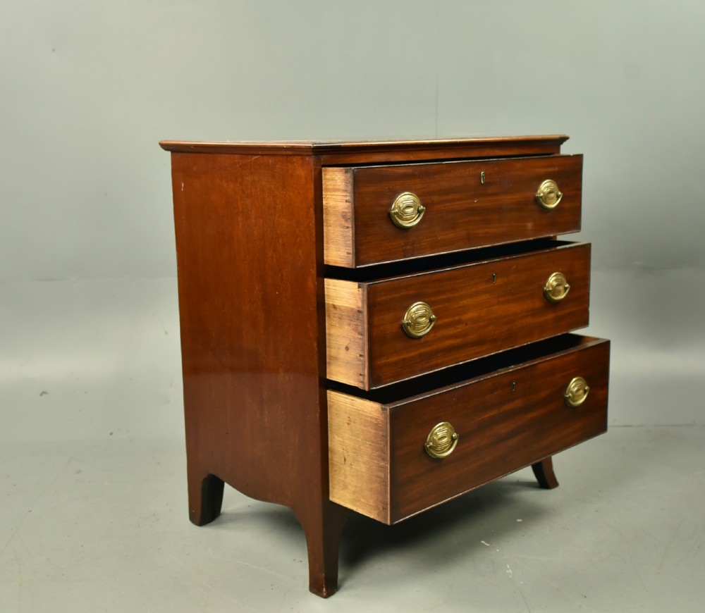 small Georgian mahogany chest of drawers  View V