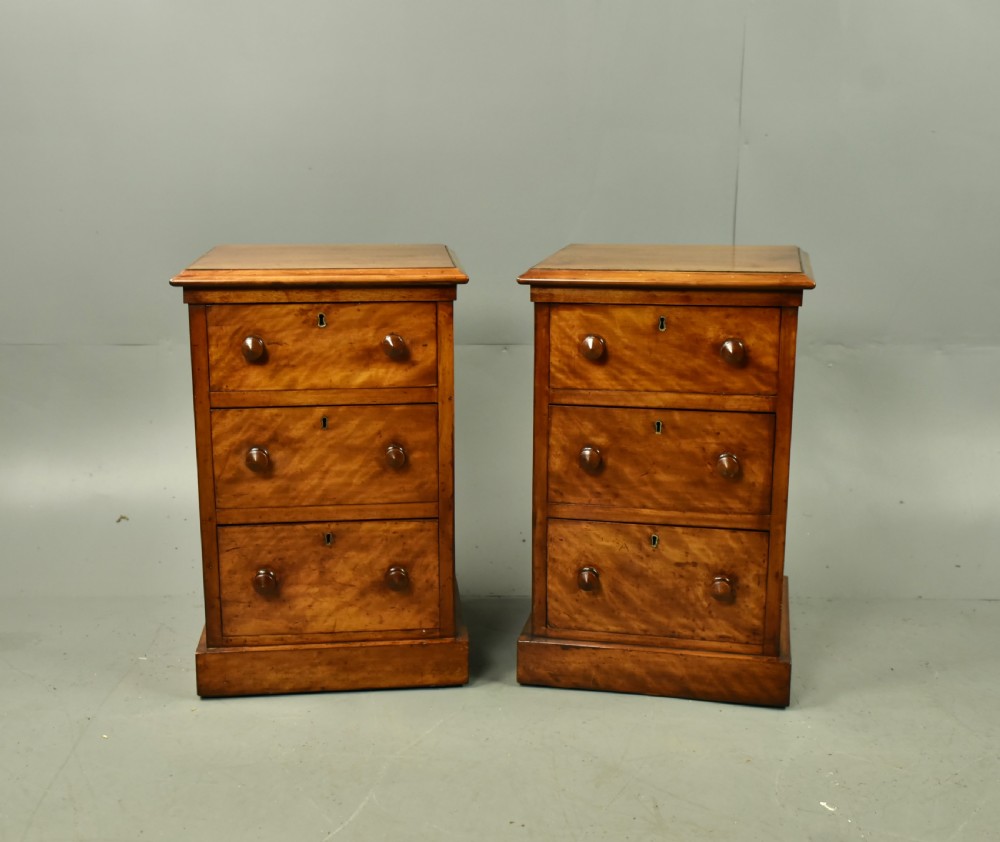 Pair of Victorian bedside chests of drawers 