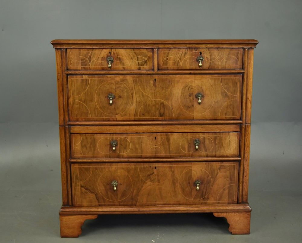 Georgian walnut chest of drawers 