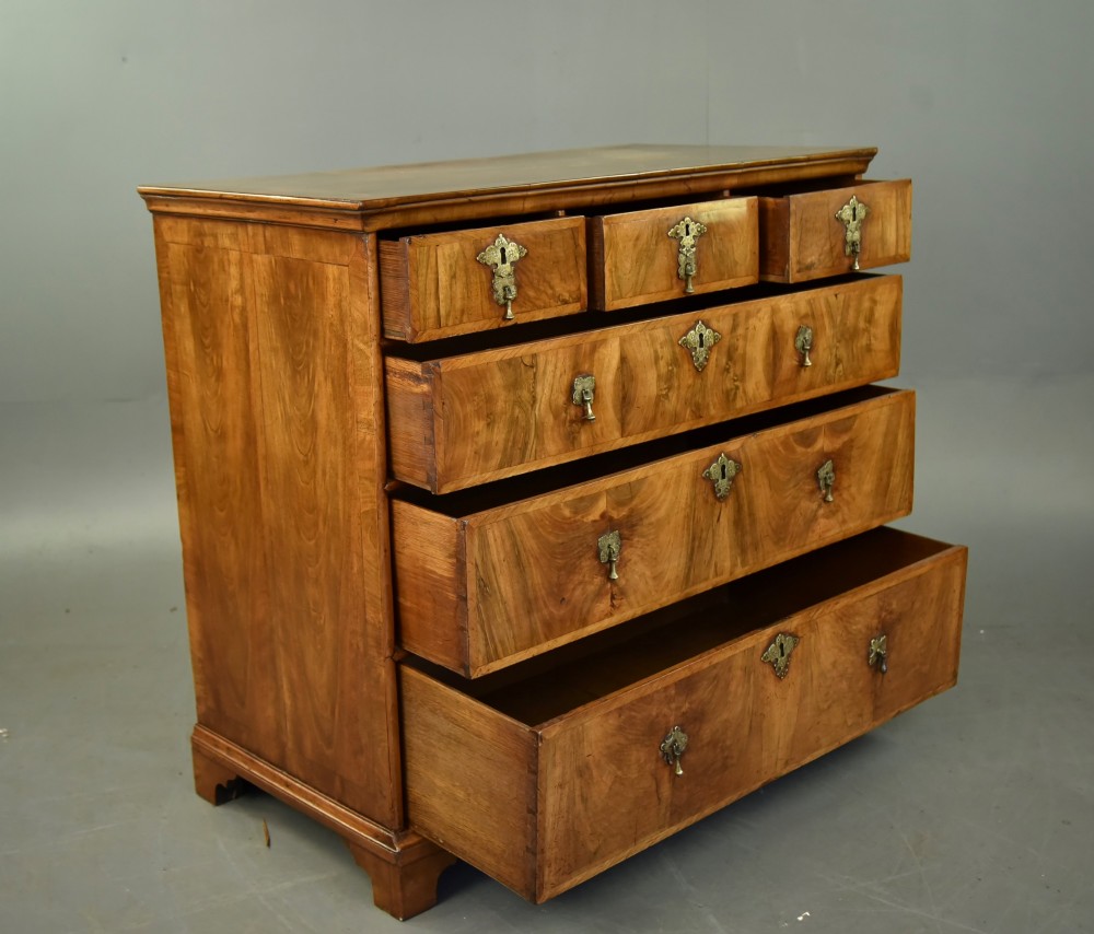 18th century walnut chest of drawers View IV