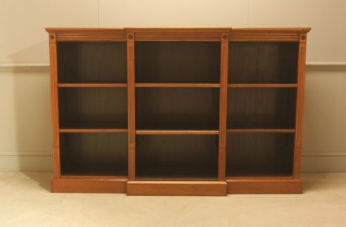 A FINE PAIR OF EDWARDIAN MAHOGANY BREAKFRONT OPEN BOOKCASES - ADDITIONAL PHOTO 1