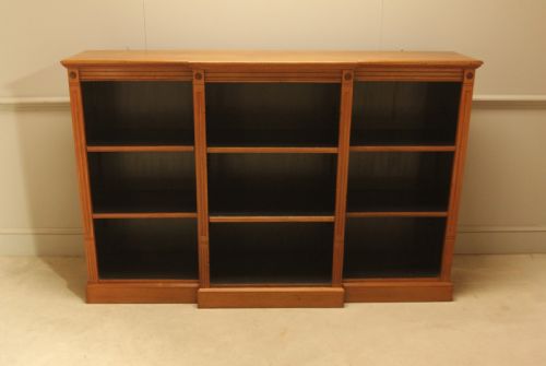 A FINE PAIR OF EDWARDIAN MAHOGANY BREAKFRONT OPEN BOOKCASES - ADDITIONAL PHOTO 2