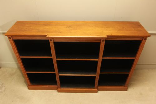 A FINE PAIR OF EDWARDIAN MAHOGANY BREAKFRONT OPEN BOOKCASES - ADDITIONAL PHOTO 3