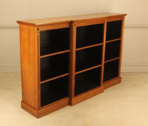 A FINE PAIR OF EDWARDIAN MAHOGANY BREAKFRONT OPEN BOOKCASES - ADDITIONAL PHOTO 4
