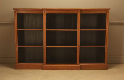 A FINE PAIR OF EDWARDIAN MAHOGANY BREAKFRONT OPEN BOOKCASES - ADDITIONAL PHOTO 12