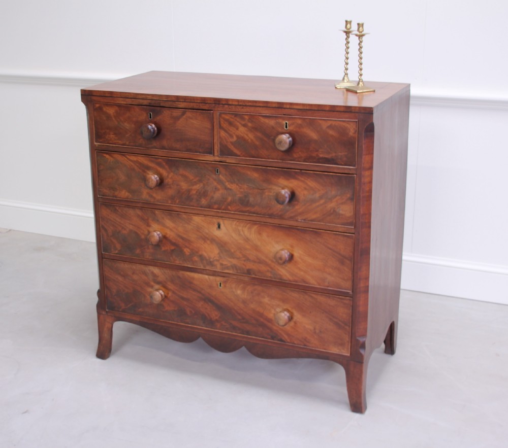 An early 19th century mahogany chest of drawers  View II