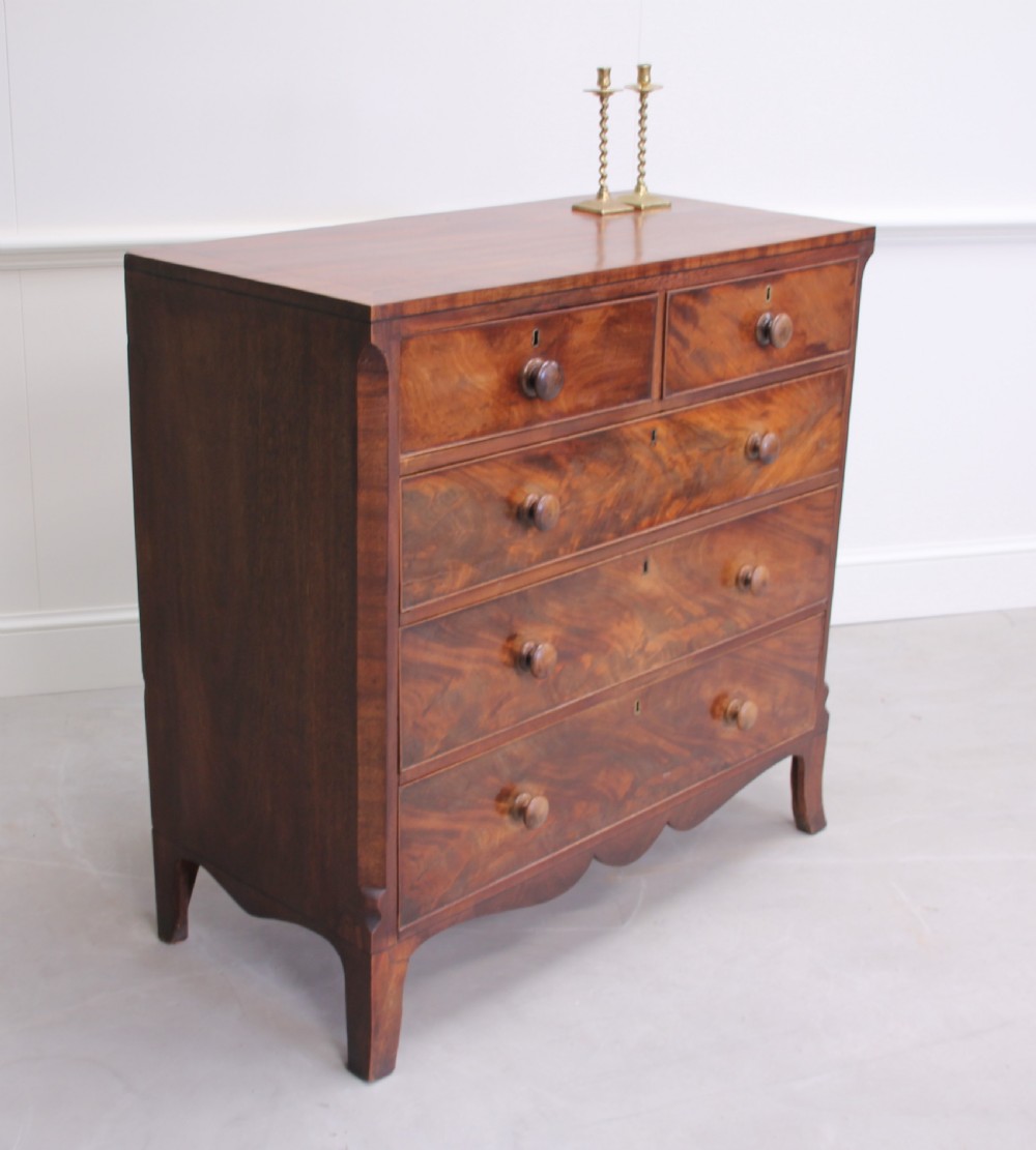 An early 19th century mahogany chest of drawers  View III