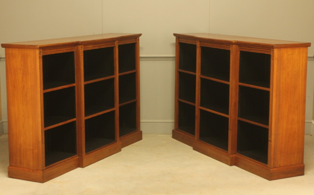 A fine pair of Edwardian mahogany breakfront open bookcases