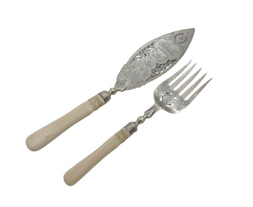 PAIR OF ANTIQUE VICTORIAN STERLING SILVER FISH SERVERS IN CASE 1899 - ADDITIONAL PHOTO 2