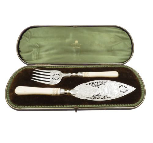 PAIR OF ANTIQUE VICTORIAN STERLING SILVER FISH SERVERS IN CASE 1899 - ADDITIONAL PHOTO 8