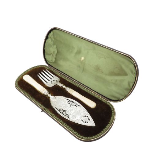 PAIR OF ANTIQUE VICTORIAN STERLING SILVER FISH SERVERS IN CASE 1899 - ADDITIONAL PHOTO 10