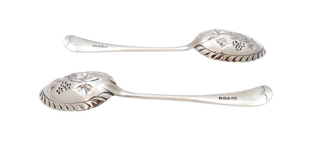 Pair of Antique Victorian Sterling Silver Berry Spoons in Case 1897 View VIII