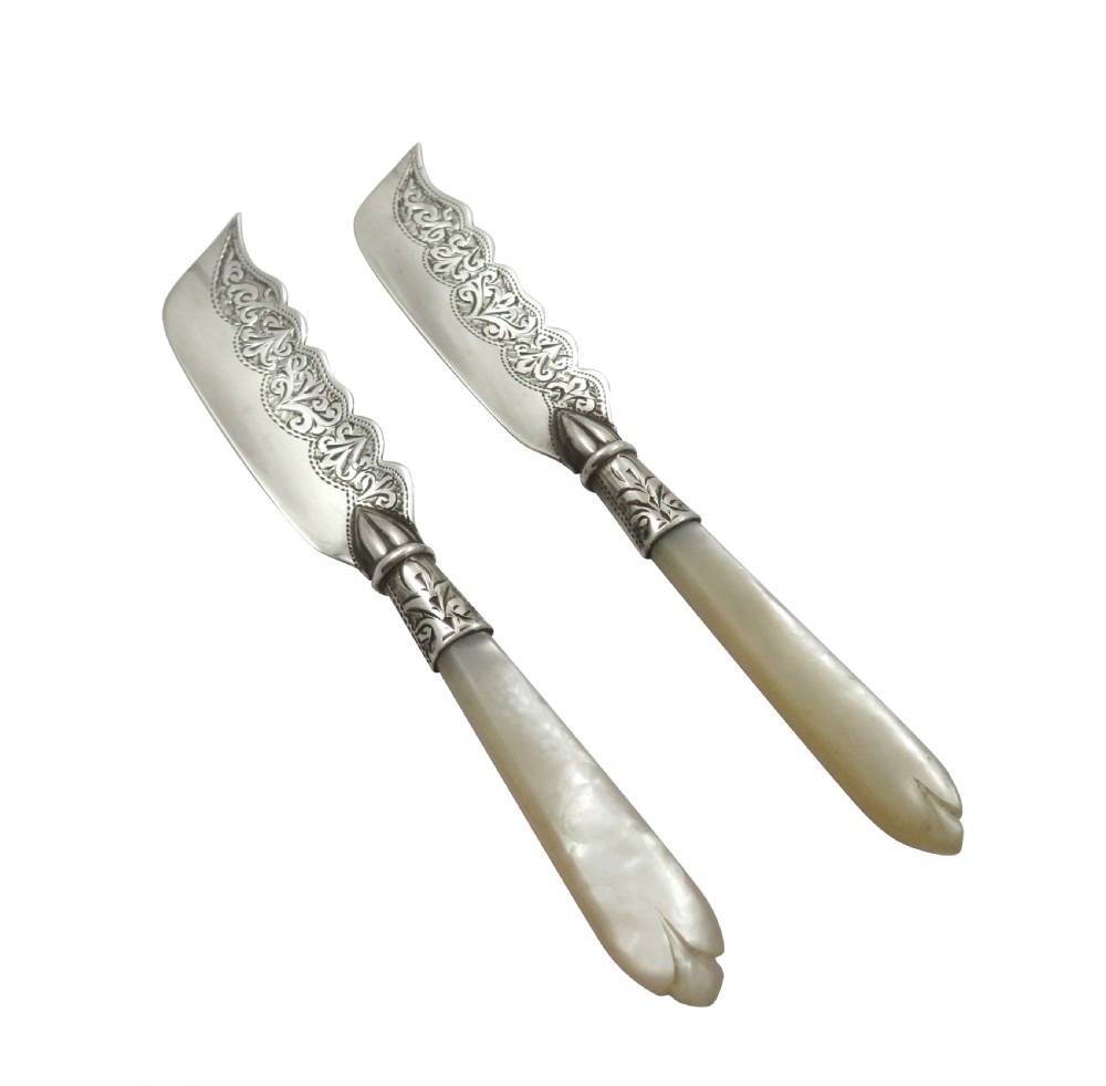 Pair of Antique Edwardian Sterling Silver & Mother of Pearl Butter Knives in Case 1905 View III