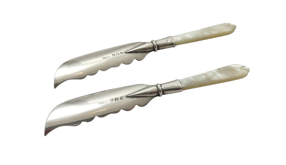 Pair of Antique Edwardian Sterling Silver & Mother of Pearl Butter Knives in Case 1905 View V