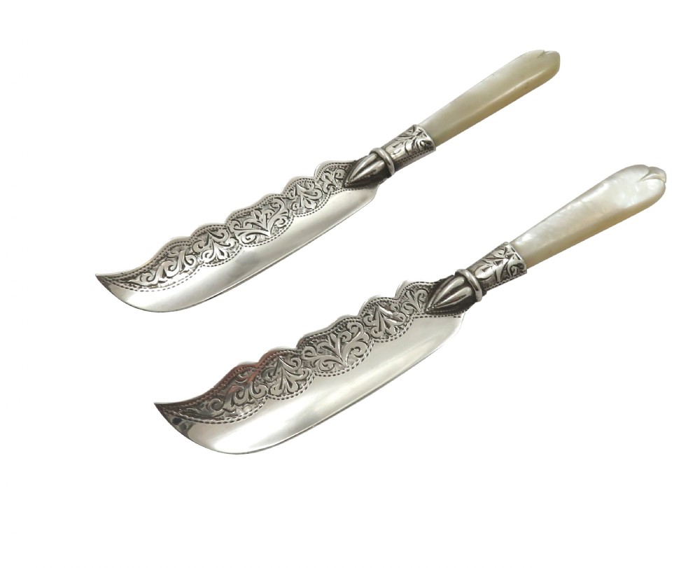 Pair of Antique Edwardian Sterling Silver & Mother of Pearl Butter Knives in Case 1905 View VI