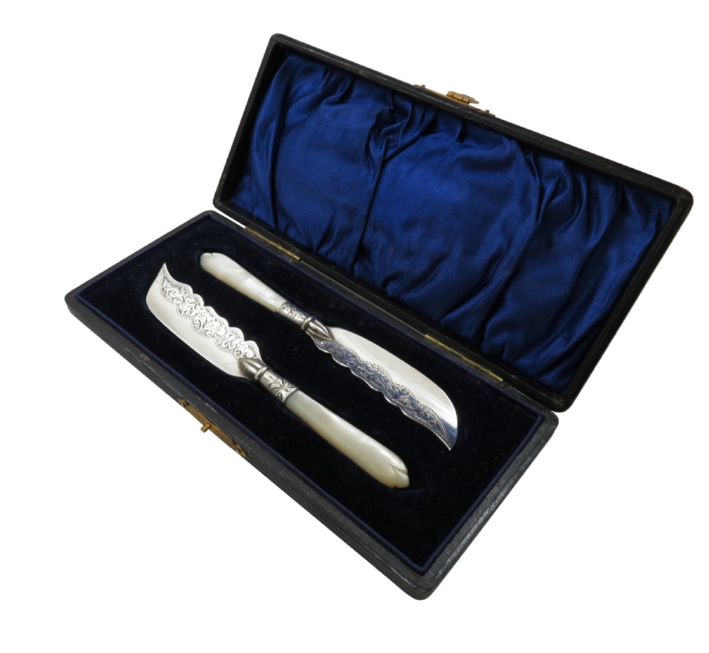 Pair of Antique Edwardian Sterling Silver & Mother of Pearl Butter Knives in Case 1905 View VII
