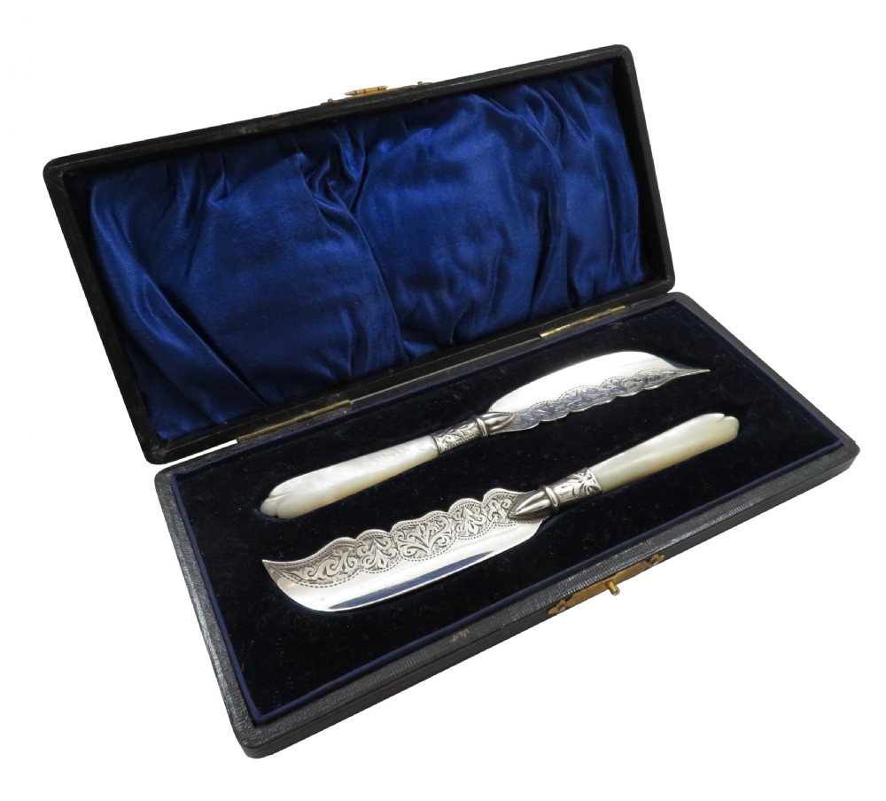 Pair of Antique Edwardian Sterling Silver & Mother of Pearl Butter Knives in Case 1905 View IX