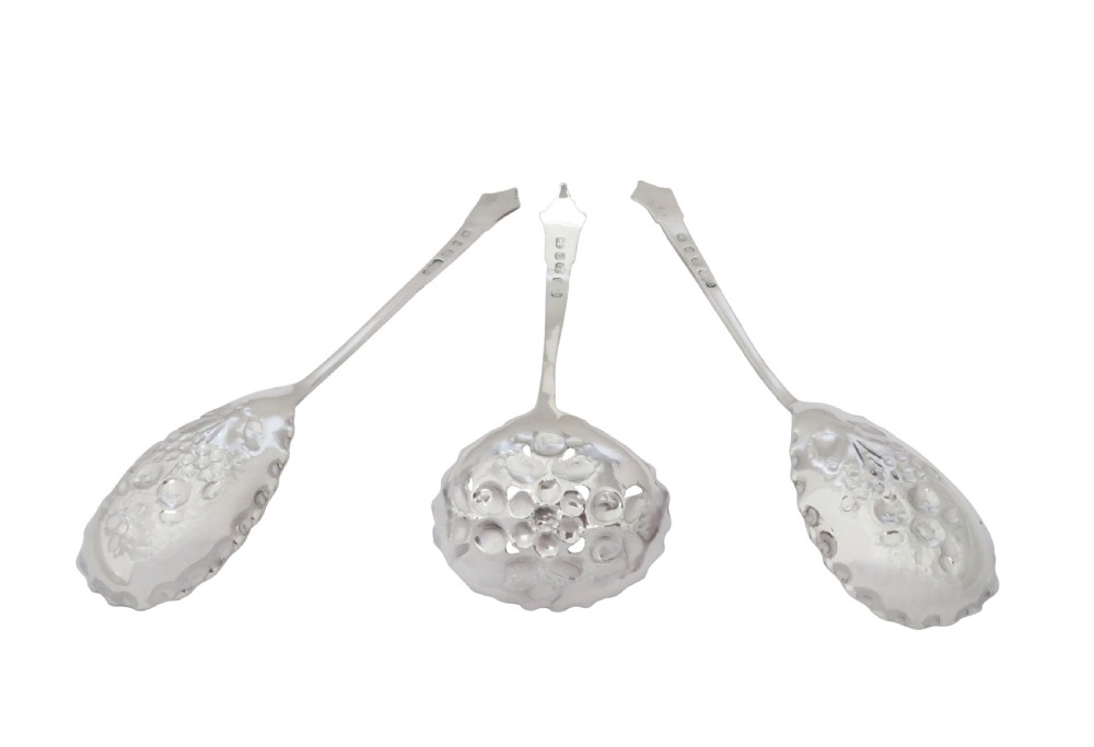 Set of 3 Antique Victorian Sterling Silver Berry Spoons & Sifter in Case 1898 View V
