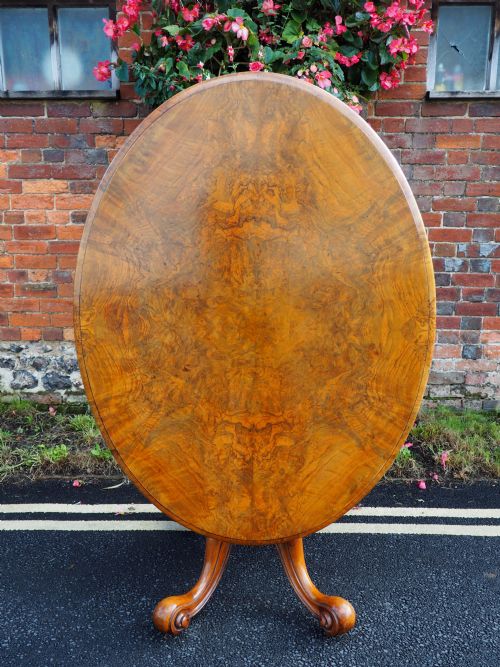 victorian figured walnut loo table - CATEGORY: ANTIQUE TABLES - DATED 1870
