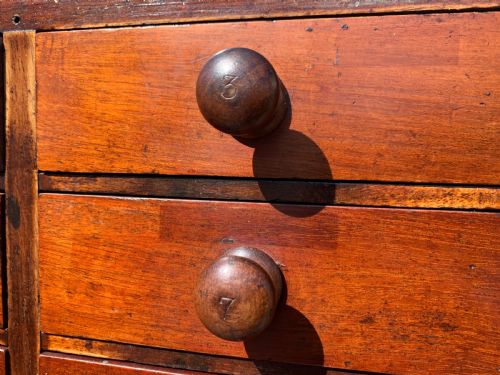 VICTORIAN MAHOGANY BANK OF DRAWERS - ADDITIONAL PHOTO 3