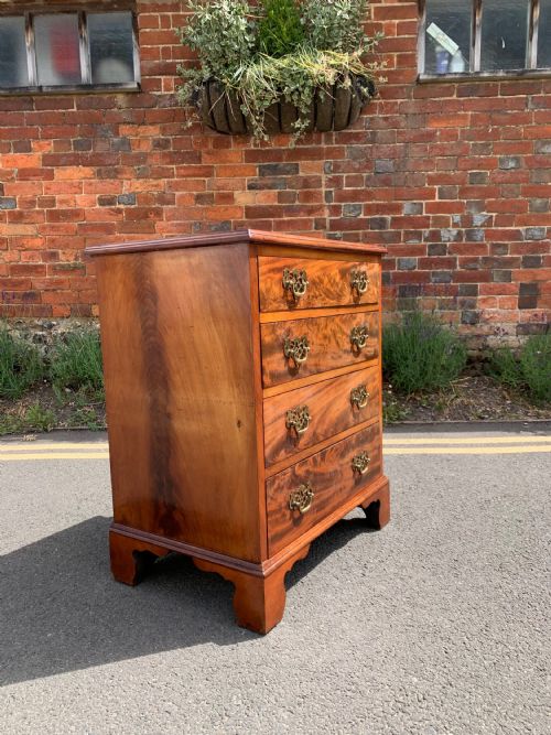 SMALL MAHOGANY CHEST OF DRAWERS - ADDITIONAL PHOTO 2
