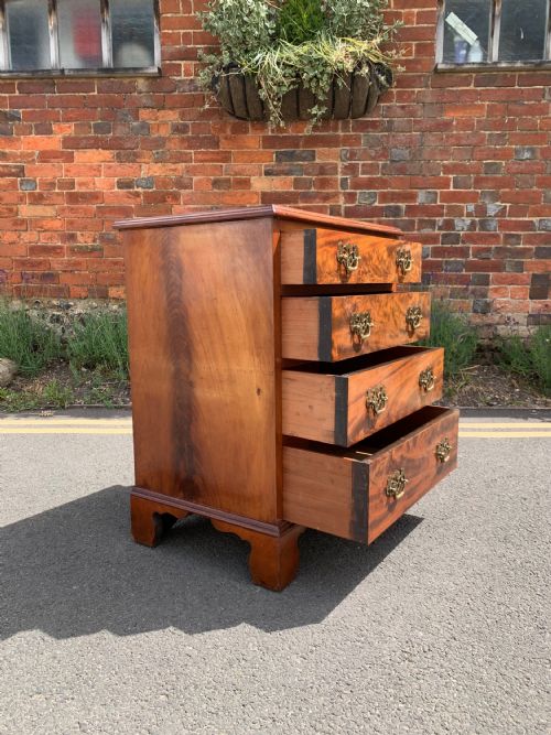 SMALL MAHOGANY CHEST OF DRAWERS - ADDITIONAL PHOTO 3