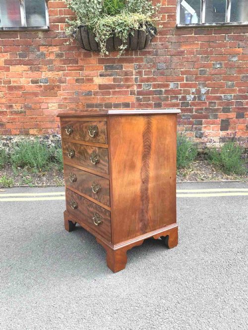 SMALL MAHOGANY CHEST OF DRAWERS - ADDITIONAL PHOTO 4