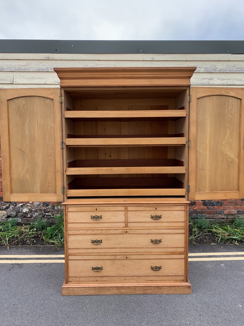 Victorian Ash linen press View V