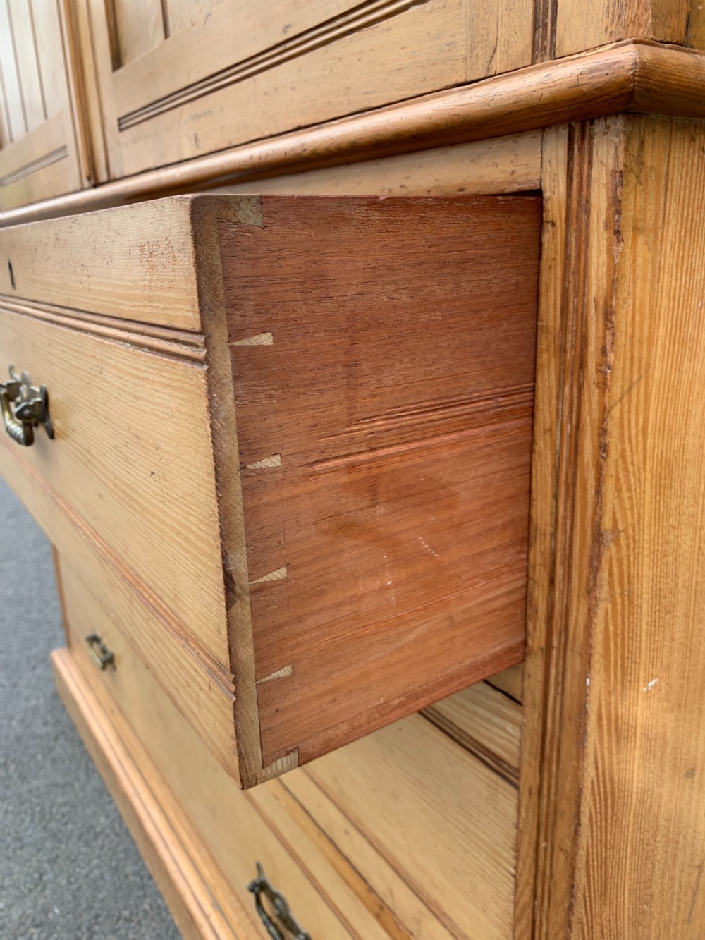 Victorian Ash linen press View X