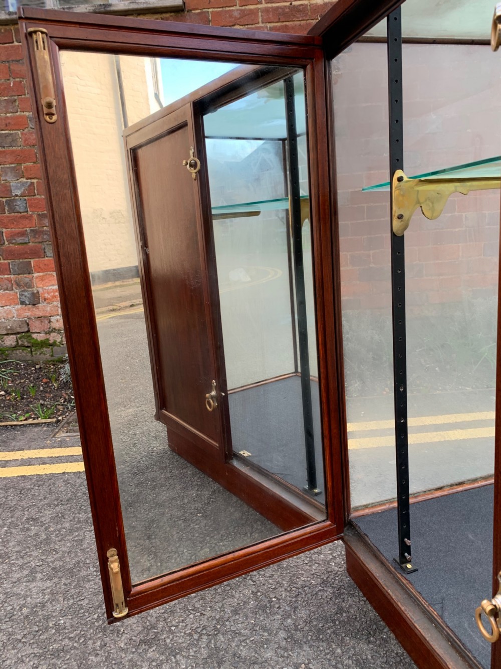 Shop display cabinet  View IX