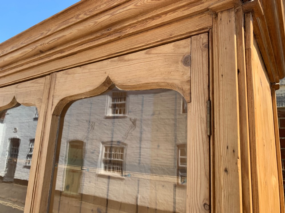 Glazed pine dresser View VII