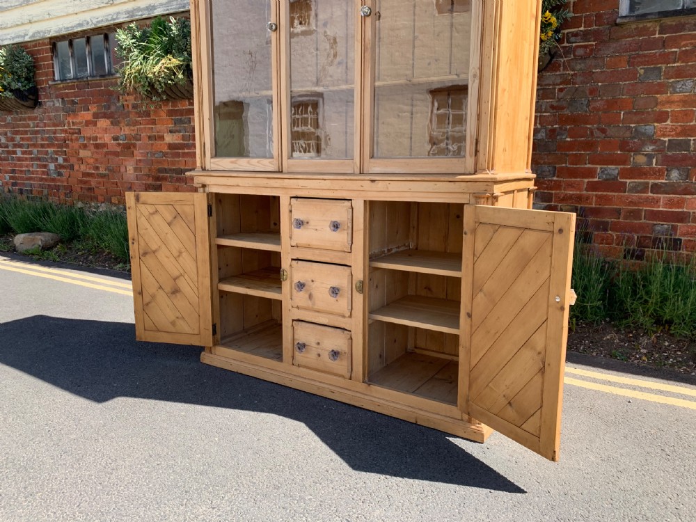 Glazed pine dresser View XI