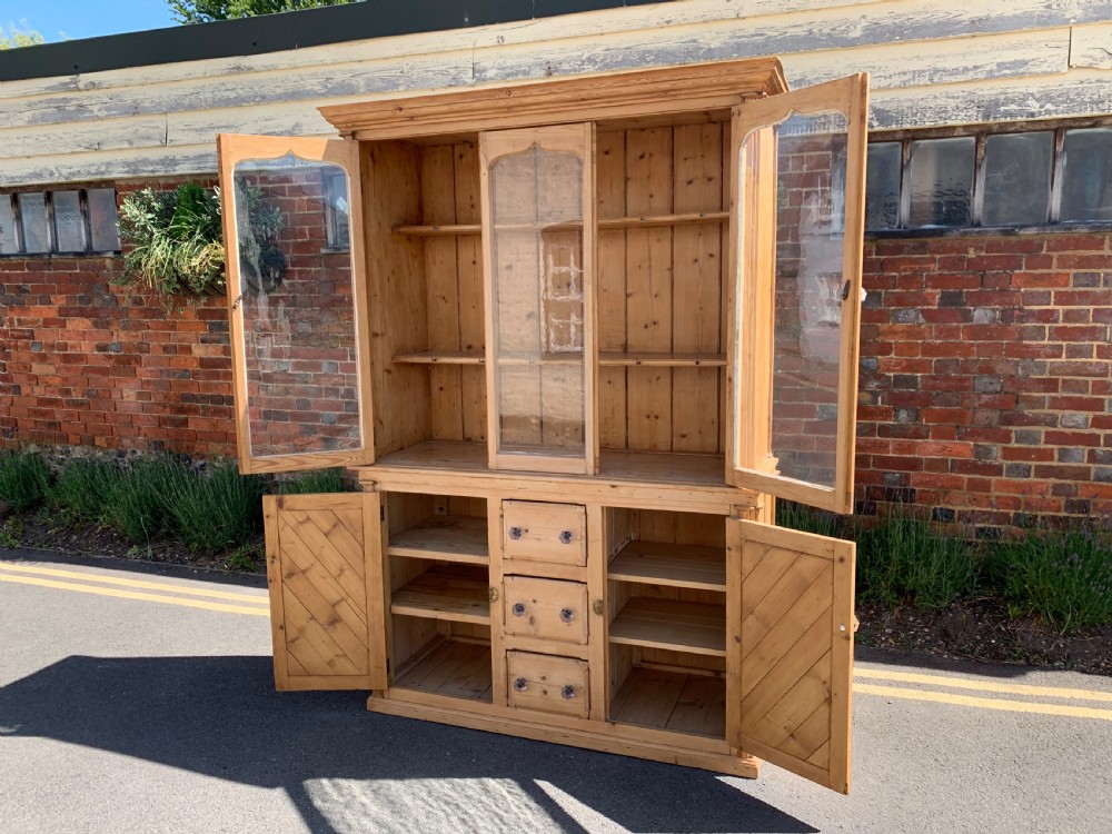 Glazed pine dresser View XII
