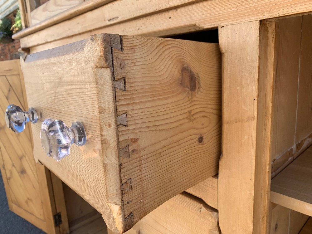 Glazed pine dresser View XIII
