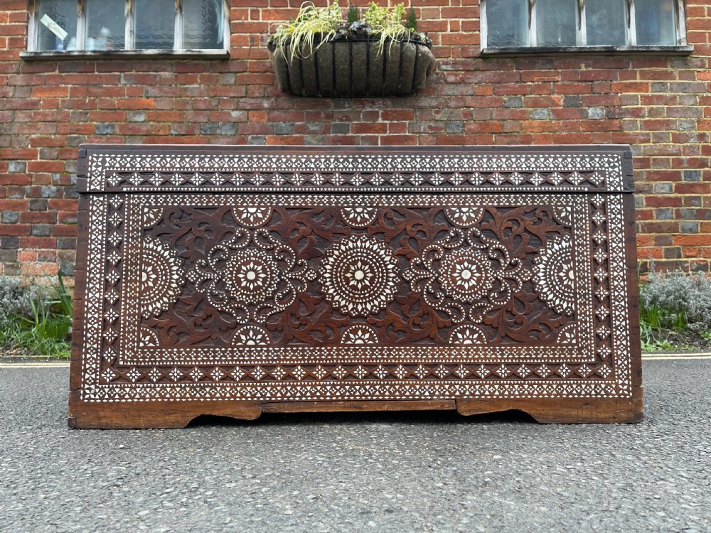 Syrian inlaid trunk View VIII