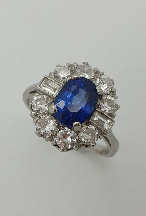 18ct Oval Sapphire Diamond Cluster
