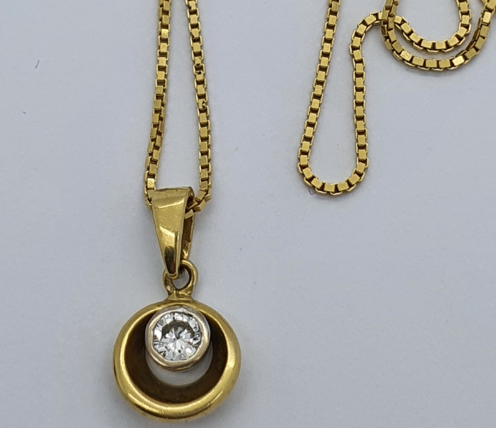 18ct YG Cupped Pendant