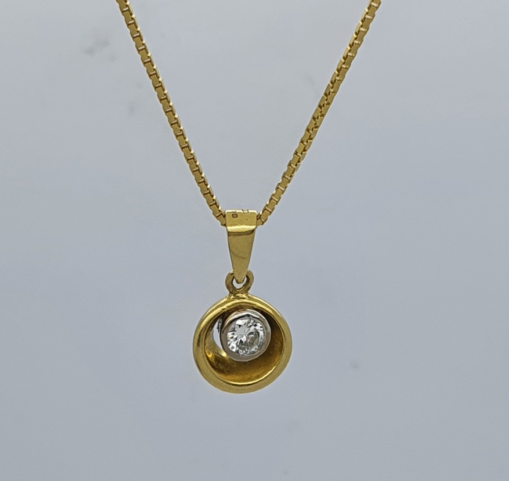 18ct YG Cupped Pendant View V