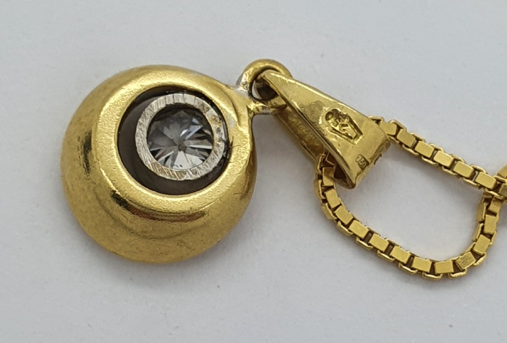 18ct YG Cupped Pendant View VI