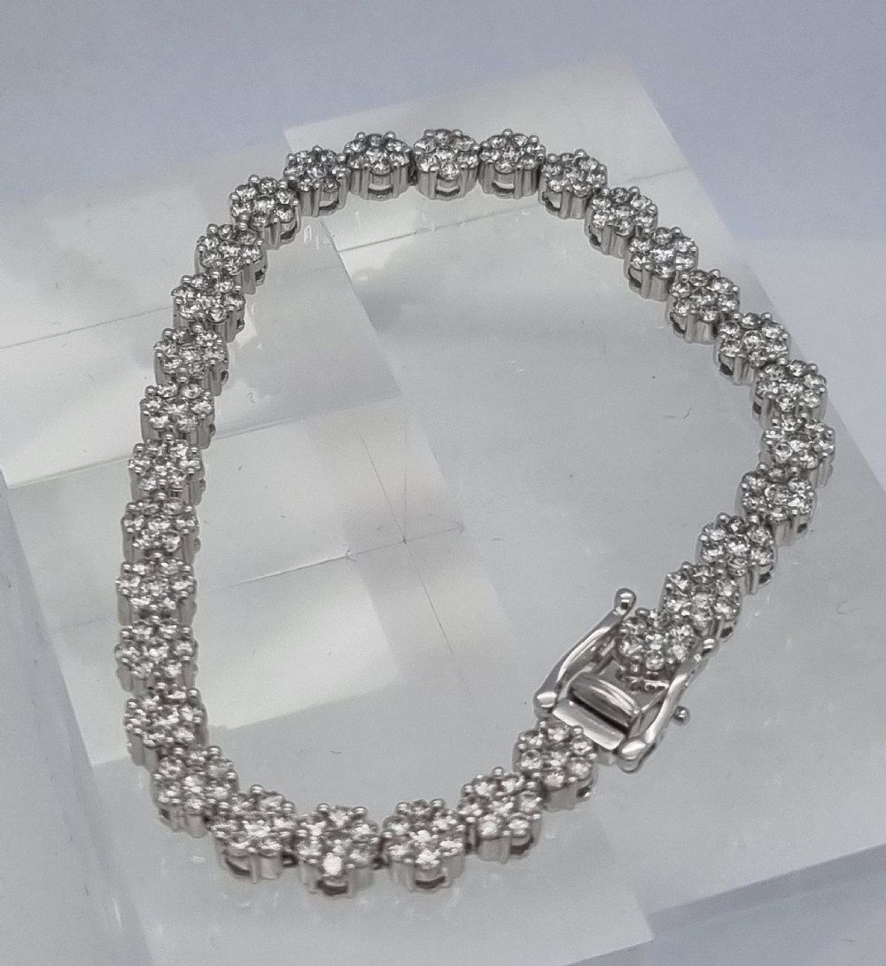 18ct WG Diamond Daisy Bracelet
