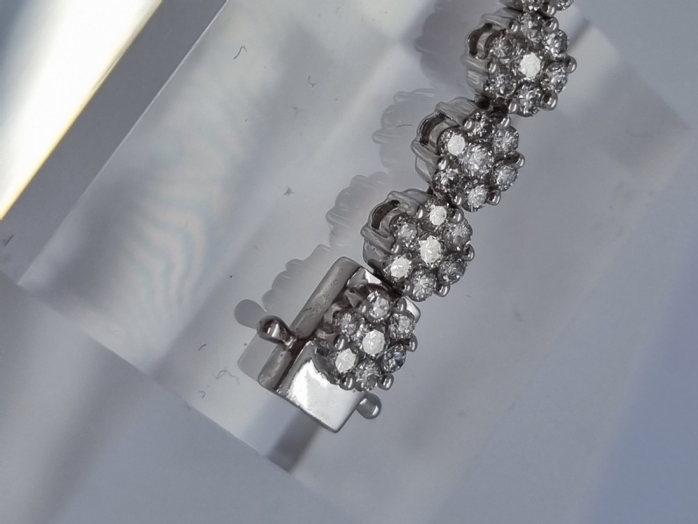 18ct WG Diamond Daisy Bracelet View X