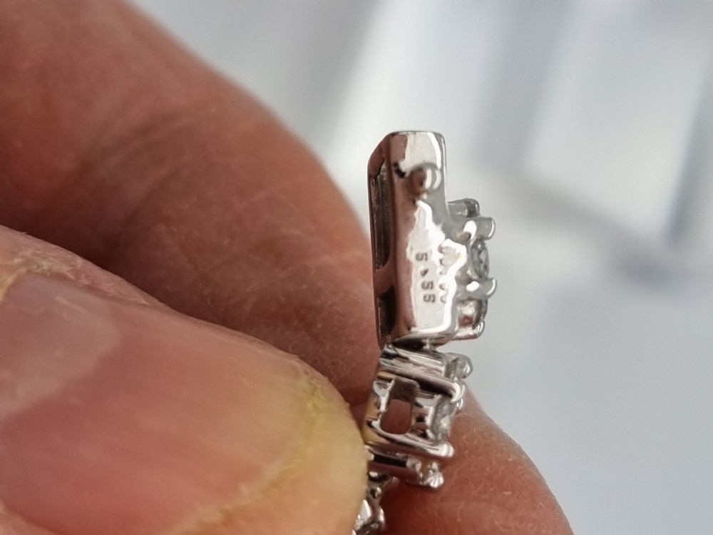 18ct WG Diamond Daisy Bracelet View XIII