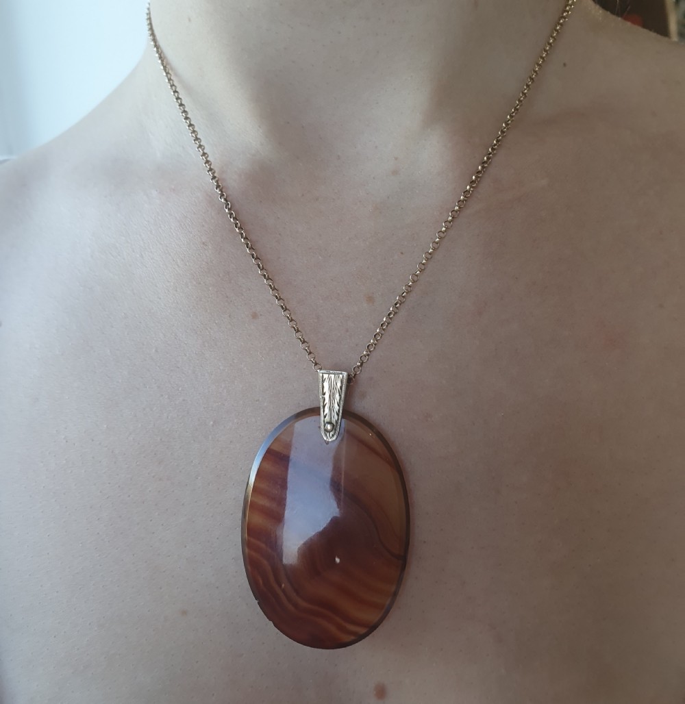 9ct Gold Agate Pendant View V