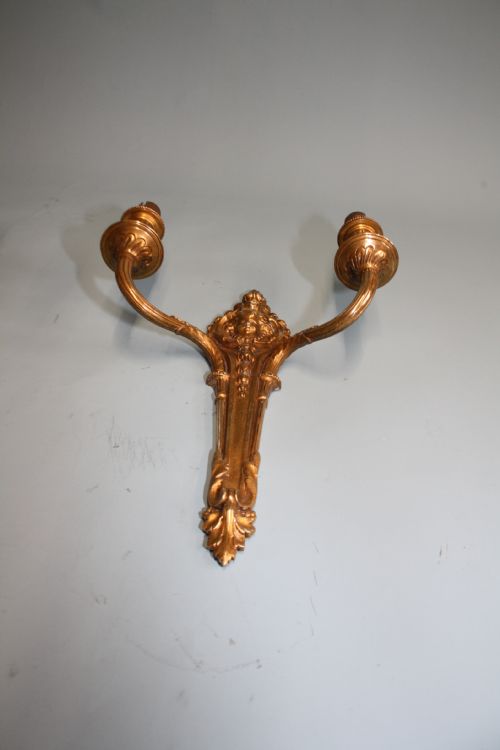 EARLY 20TH CENTURY PAIR OF BRASS WALL LIGHTS WITH CHERUBS - ADDITIONAL PHOTO 3