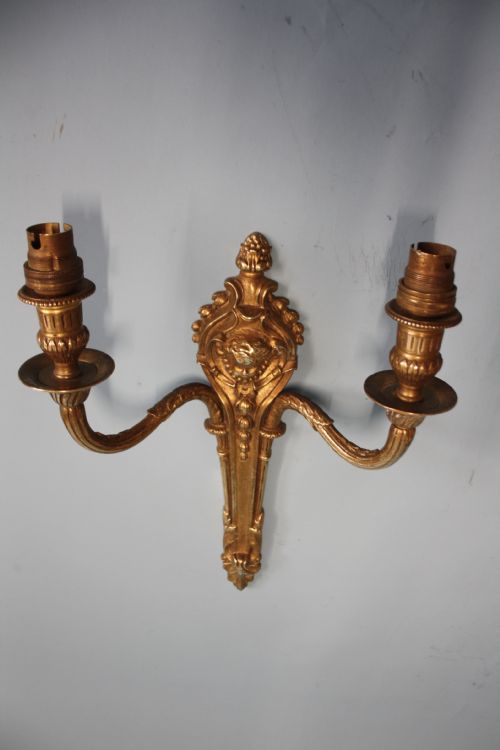EARLY 20TH CENTURY PAIR OF BRASS WALL LIGHTS WITH CHERUBS - ADDITIONAL PHOTO 4