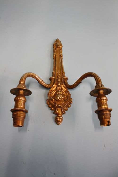 EARLY 20TH CENTURY PAIR OF BRASS WALL LIGHTS WITH CHERUBS - ADDITIONAL PHOTO 5