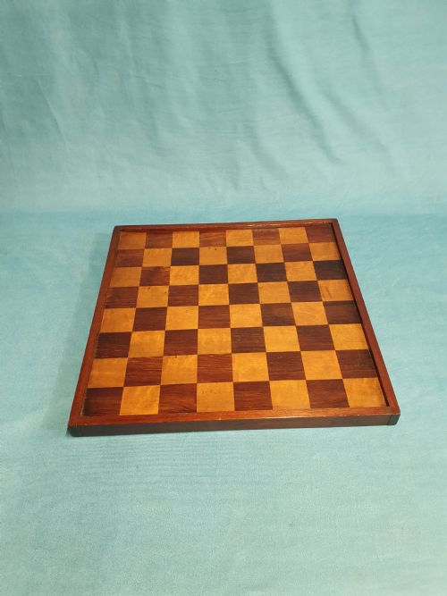 LATE 19 CENTURY WOODEN CHESSBOARD WITH EARLY 20TH CENTURY CHESS SET - ADDITIONAL PHOTO 3