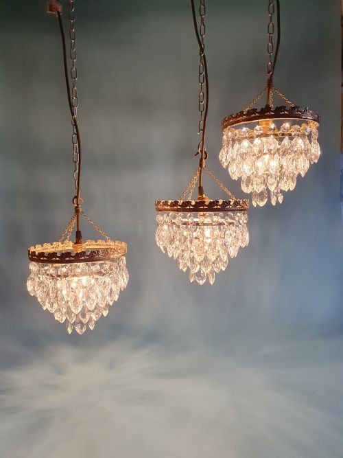 SET A THREE EARLY 20TH CENTURY DRIP CHANDELIERS - ADDITIONAL PHOTO 3
