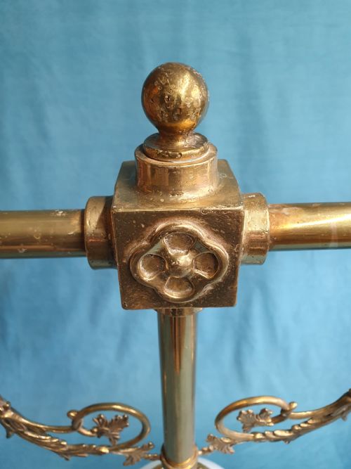 EARLY 20TH CENTURY GOTHIC STYLE CHANDELIER IN BRASS WITH GLASS GLOBES - ADDITIONAL PHOTO 3